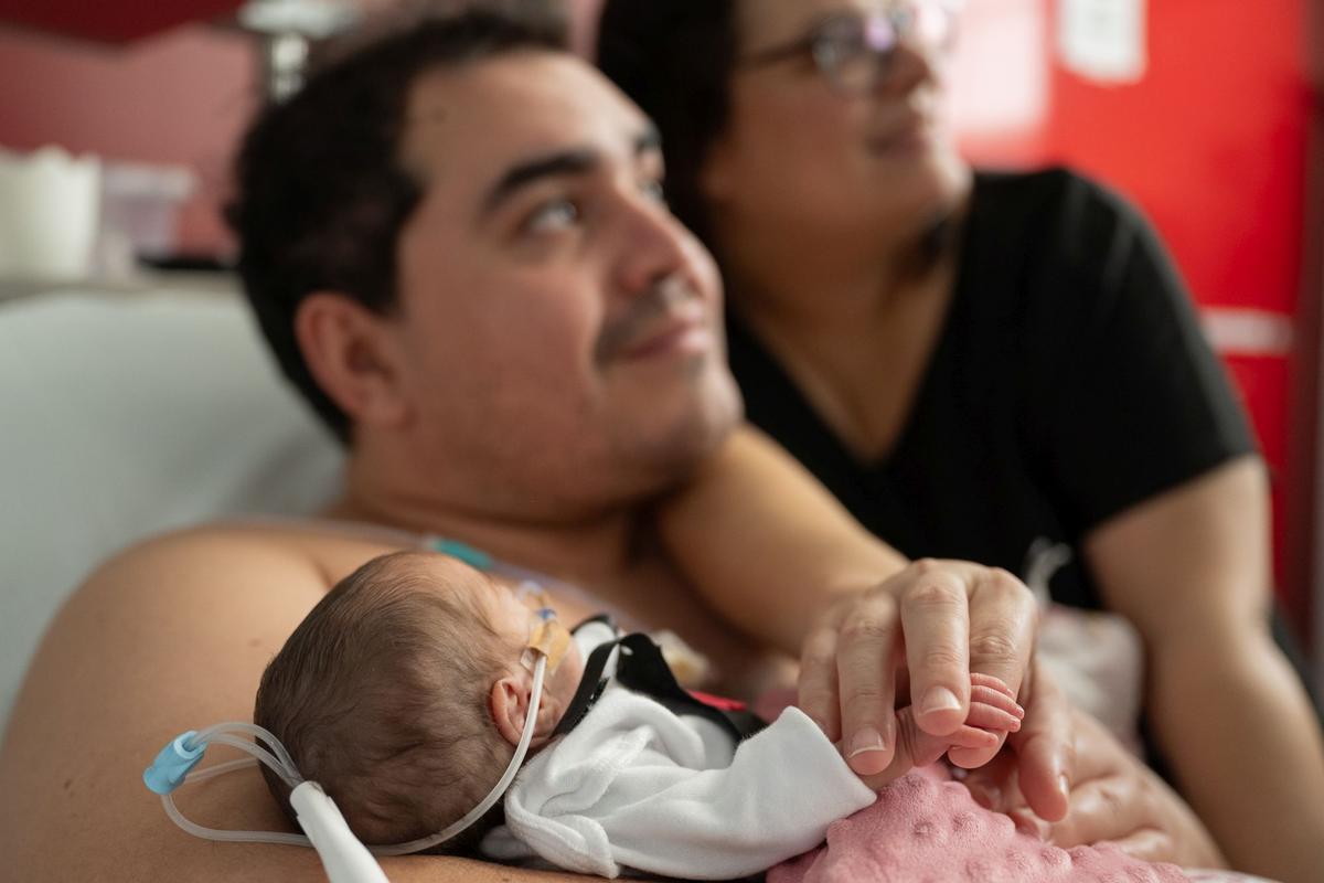 Los bebés ingresados en la UCI neonatal del Clínic se convierten en pequeños cocineros por Carnaval