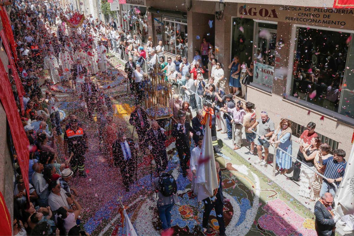 Ponteareas celebra la procesión del Corpus Christi con 35 alfombras florales Ponteareas celebra la procesión del Corpus Christi con 35 alfombras florales