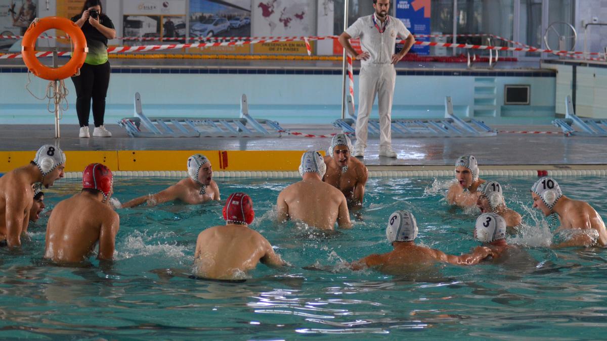 Jugadores del Waterpolo Málaga reunidos en la piscina.