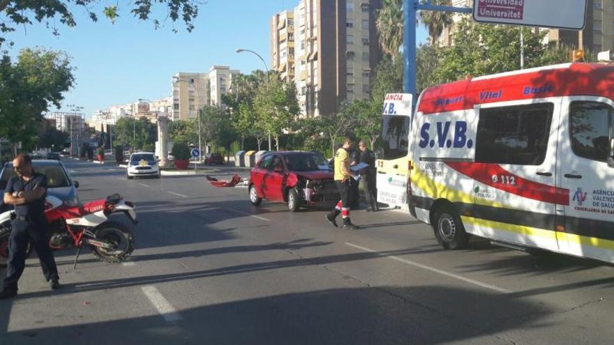 Colisión entre un coche y una moto en la avenida Doctor Rico