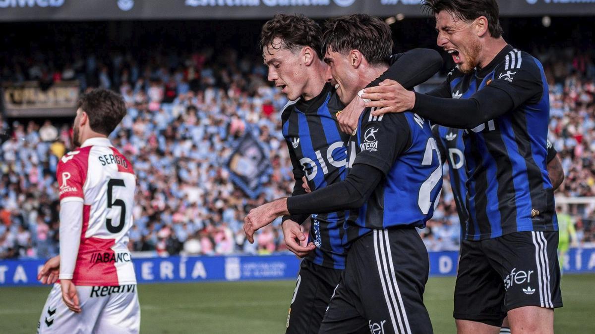 Viñas, Nacho Vidal y Reina se abrazan para celebrar uno de los goles del Oviedo en Balaídos. | FACTORÍA 9