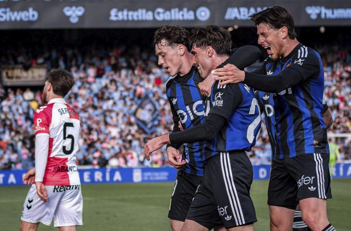 Viñas, Nacho Vidal y Reina se abrazan para celebrar uno de los goles del Oviedo en Balaídos. | FACTORÍA 9