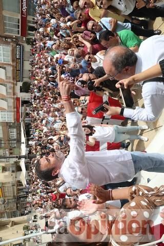 Cientos de personas protestan frente al Ayuntamiento de Cartagena por el pacto entre PP, PSOE y Cs