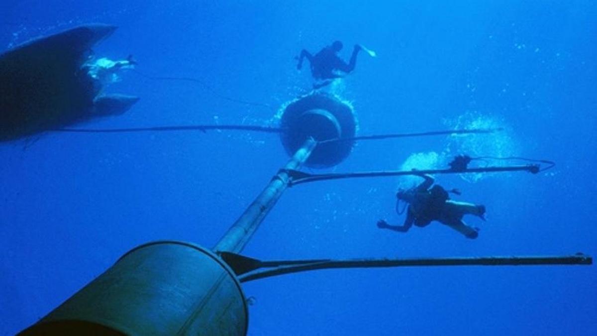 La boya instalada en Hawái, de Estados Unidos, que tiene quince metros de profundidad , con buzos para su mantenimiento.