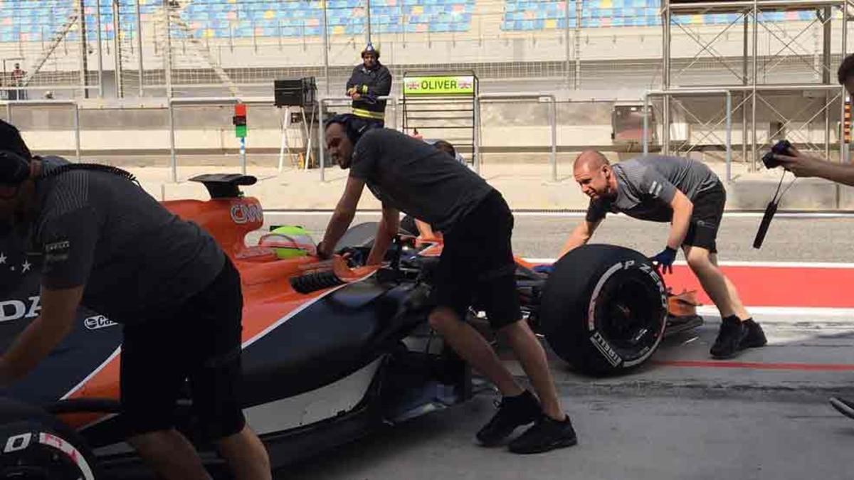 Los mecánicos de McLaren remolcando a Turvey al box