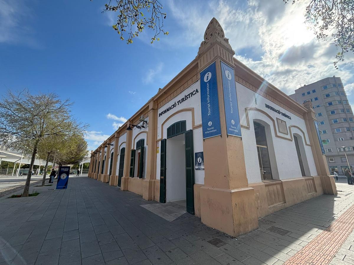 Die Touristeninformation an der Plaça España.