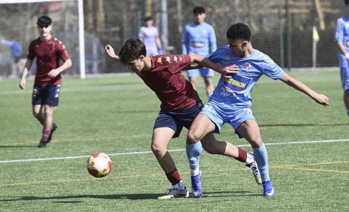 Una disputa en el partido de ayer en el Manolo Barreiro 2. | RAFA VÁZQUEZ