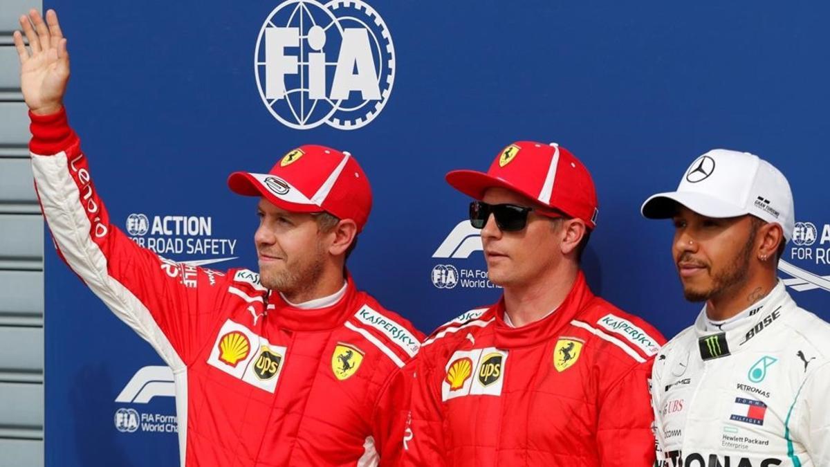 Vettel, Raikkonen, que ha lohrado la 'pole' y Hamilton saludan a los espectadores de Monza.
