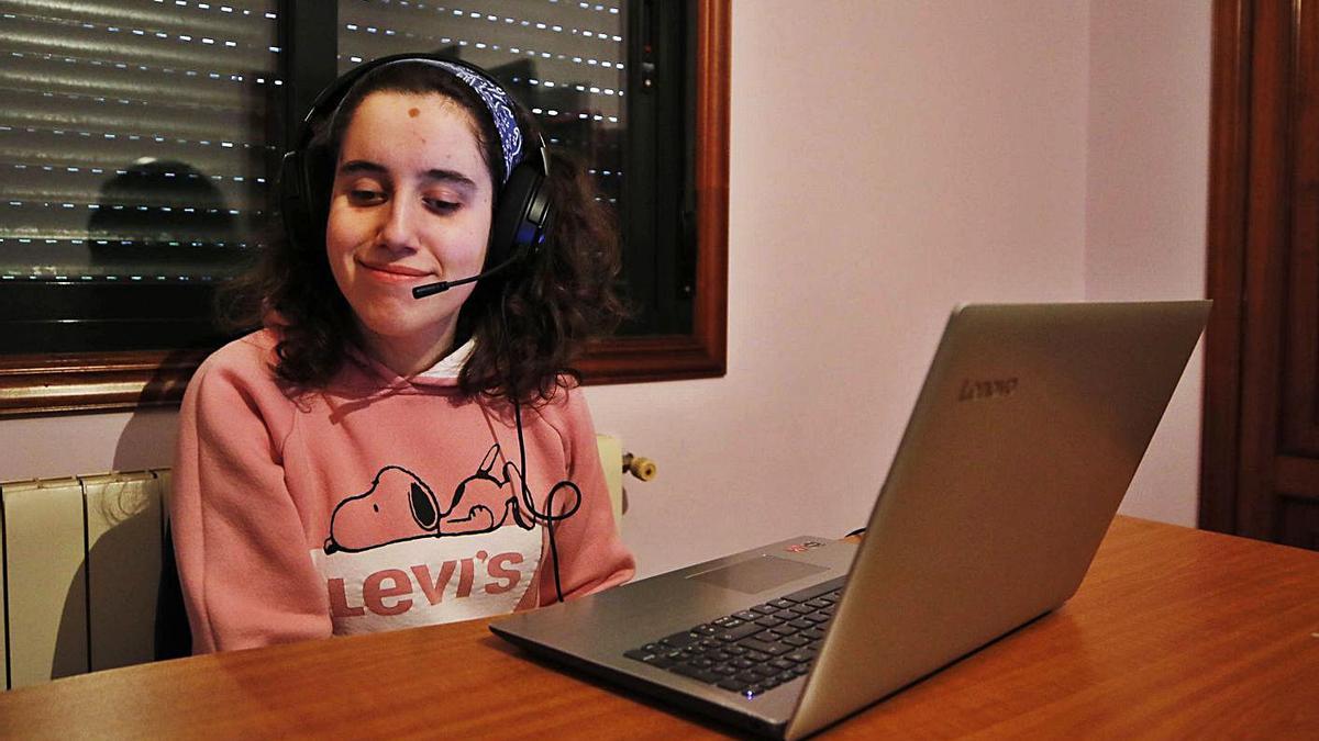 Lucía Álvarez, en su casa de 
Candeán, donde sigue las
clases virtuales.   | // ALBA VILLAR