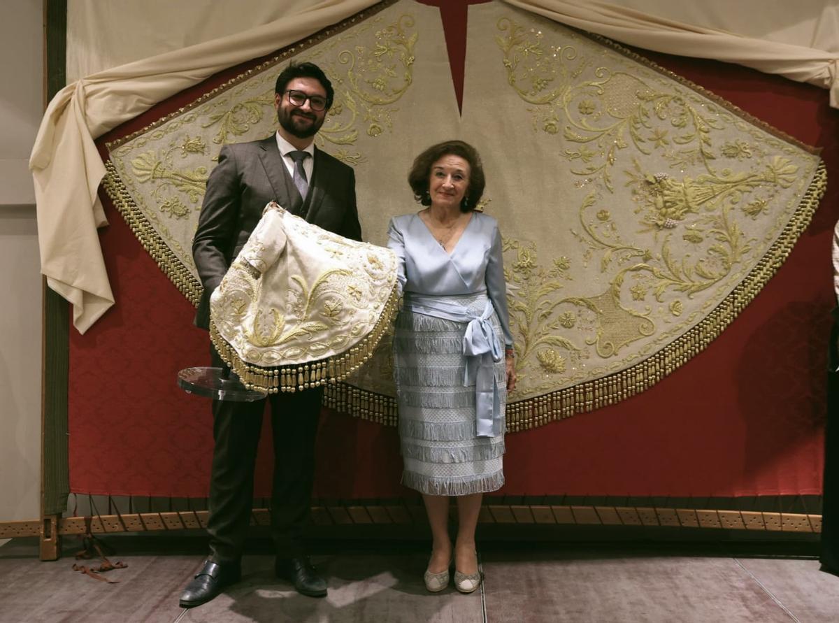 Así es el manto de la Virgen "Un poco de muchos" al detalle Así es el manto de la Virgen "Un poco de muchos" al detalle