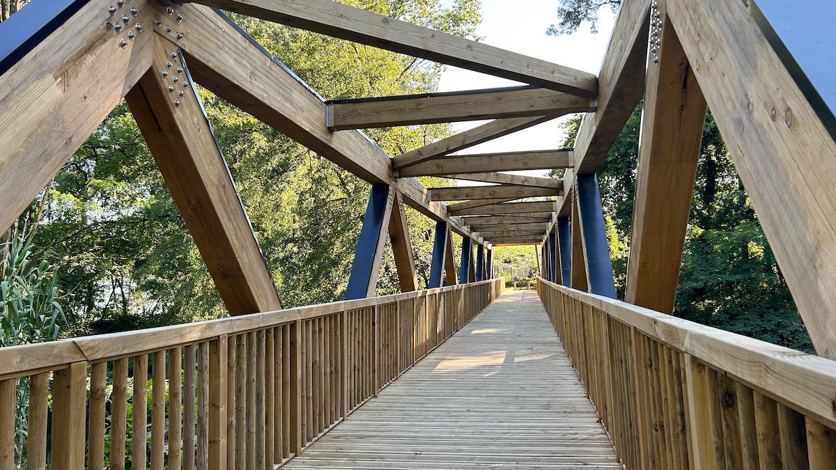 La nueva pasarela del río Louro permite disfrutar de la ruta Guillarei y playa Areneras al completo.