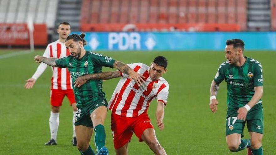 Dos goles en dos minutos acaban con la ilusión de un Castellón peleón en Almería (3-1)