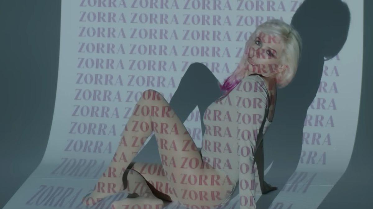 María Bas, en un instante del videoclip de 'Zorra'.