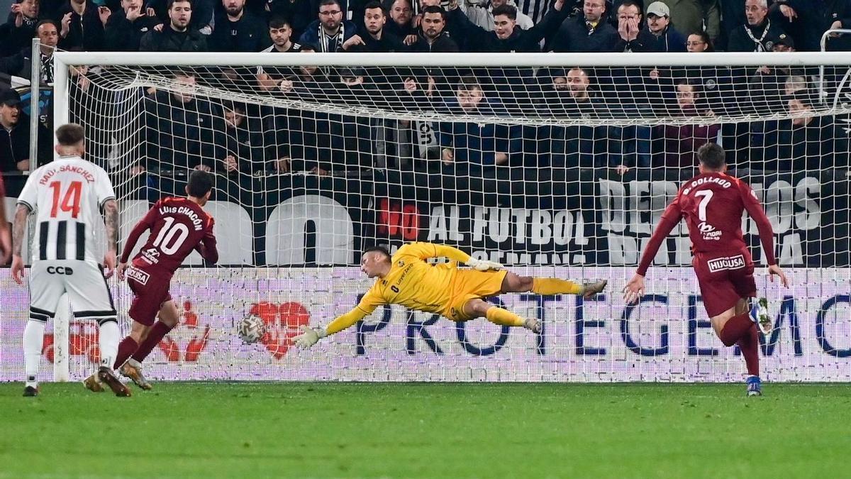 Luis Chacón anota el penalti que le dio el empate a la Cultural Leonesa ante el CD Castellón en Castalia.