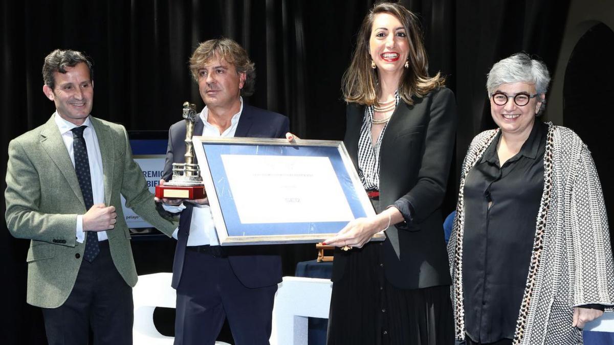 Por la izquierda, Pablo González-Palacios, Ángel Lorenzo, Élida Suárez (responsable de hotelería en la entidad) y Ana González, ayer, durante la entrega del galardón “Gijón Ciudad Abierta”.