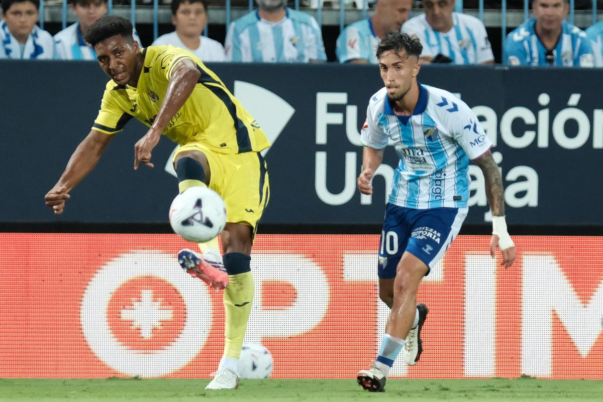 Freeman despeja un balón.