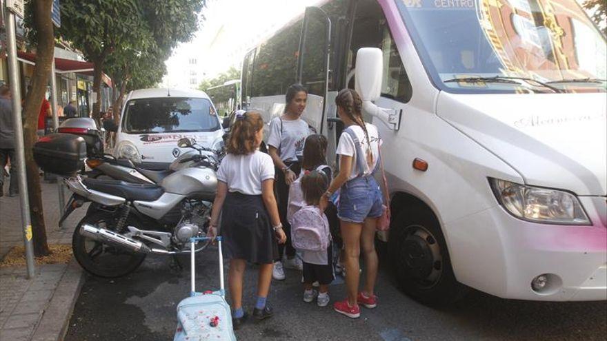 Exigen a la Junta que abone las facturas por las rutas escolares