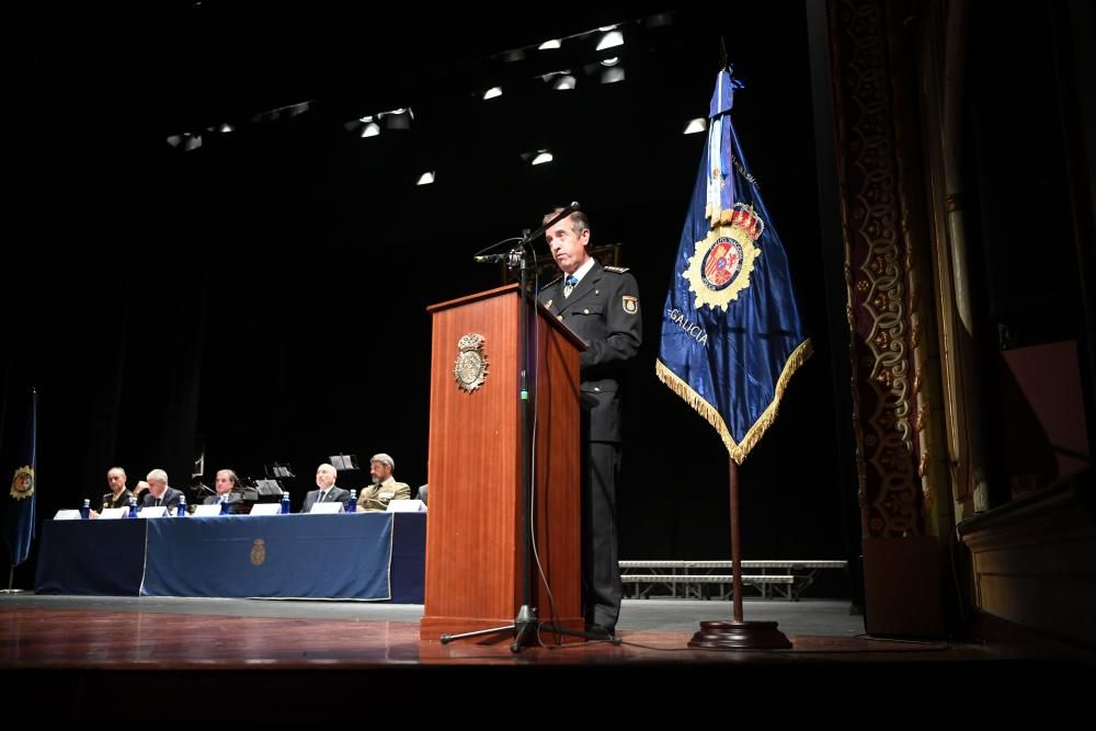 El acto institucional, en el Teatro Rosalía de Castro, ha sido presidido por el Delegado del Gobierno en Galicia.