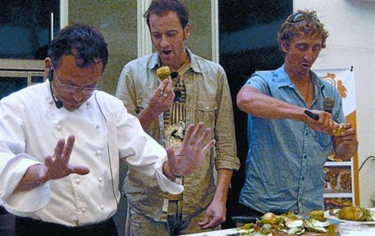 El xef Miquel Muñoz amb els seus ajudants, Edu Soto i Ivan Massagué, en plena feina gastronòmica. El xef Miquel Muñoz amb els seus ajudants, Edu Soto i Ivan Massagué, en plena feina gastronòmica.