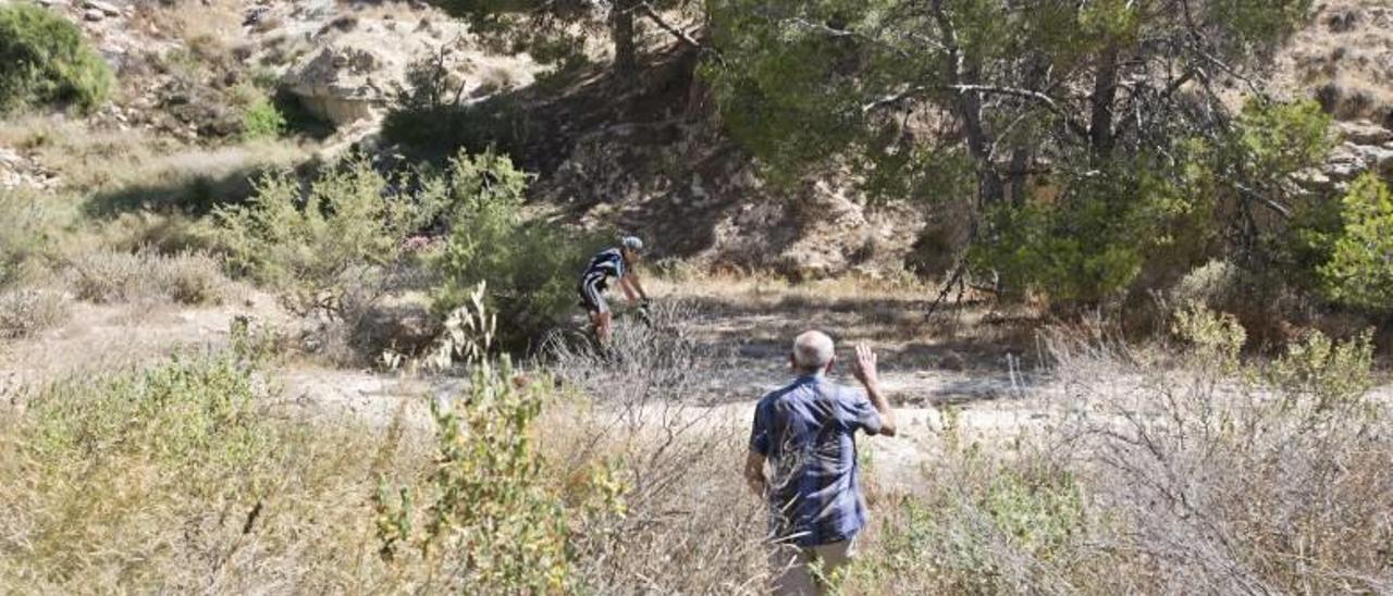 Un cazador advirtiendo a un ciclista de que no puede pasar por propiedades privadas destinadas a la caza en Peña de las Águilas.