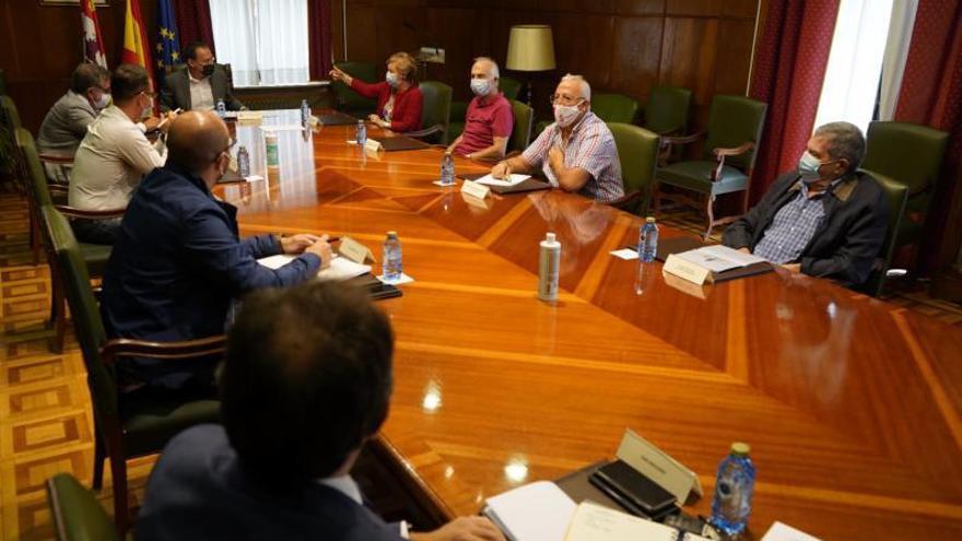 El subdelegado, Ángel Blanco, en la reunión de ayer con los vecinos de Pantoja.