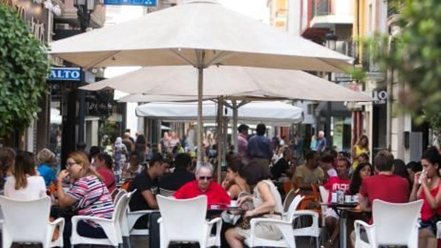 Veladores en una céntrica calle de Alicante, esta semana.