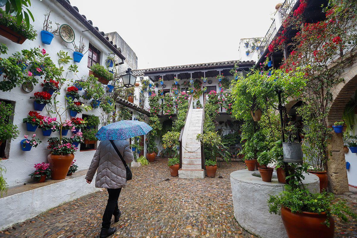 Jornada de lluvia en los Patios de Córdoba, en una imagen de archivo.