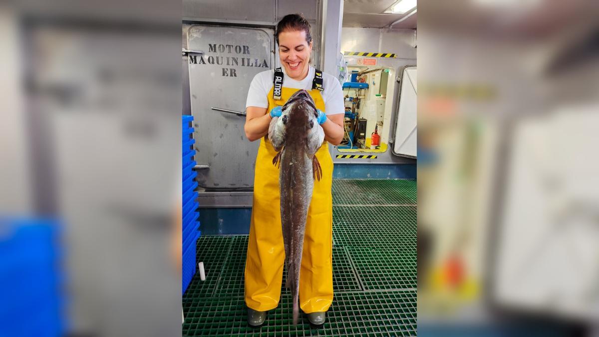 Cristina García Fernández, con una merluza de 113 centímetros y trece kilos de peso.