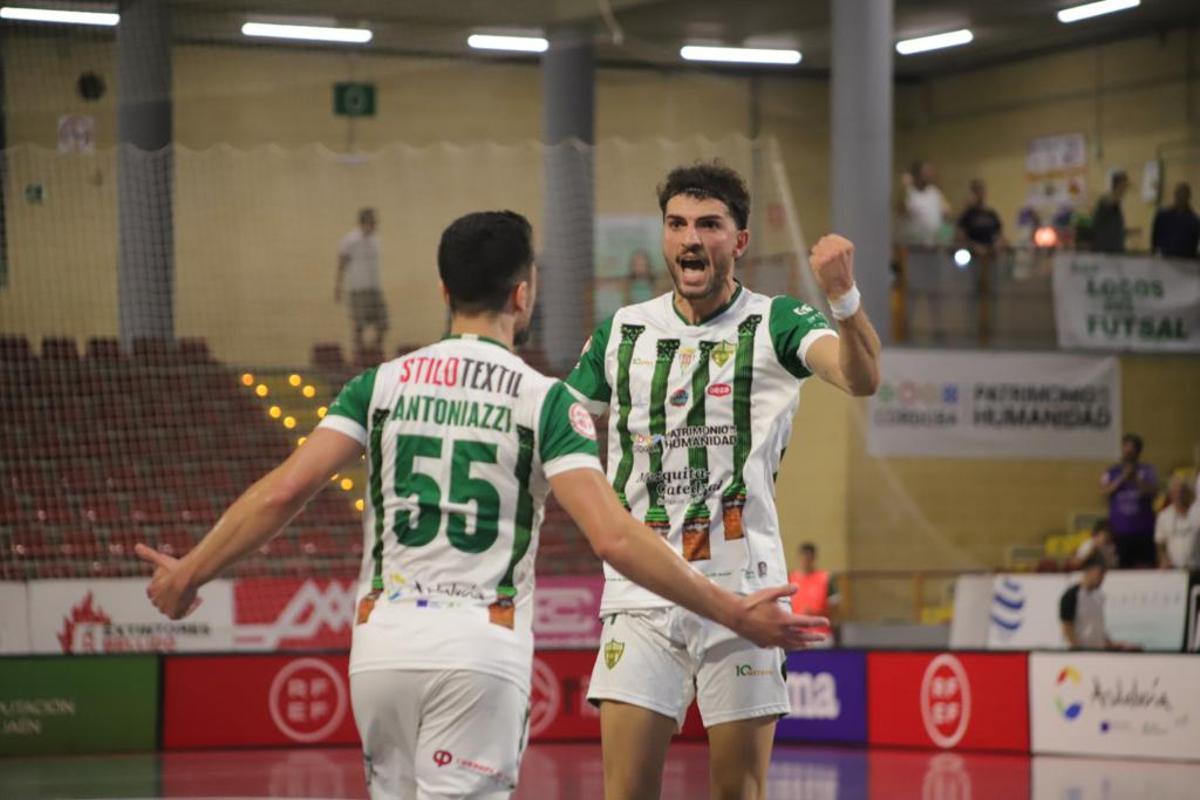 Zequi y Antoniazzi celebran el gol del gaditano en el Córdoba Futsal-Jaén.