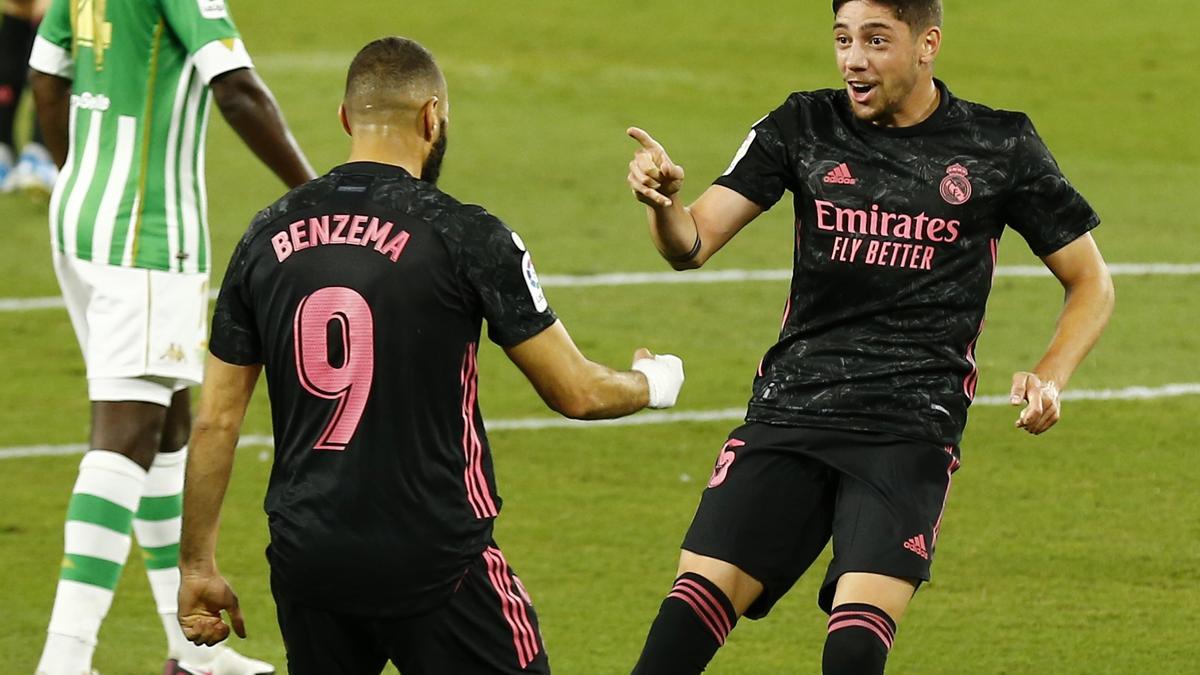 Benzema y Valverde celebran anoche el primer gol del Real Madrid, anotado por el uruguayo a pase del francés.