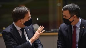 El primer ministro holandés, Mark Rutte, y el presidente del Gobierno español, Pedro Sánchez.