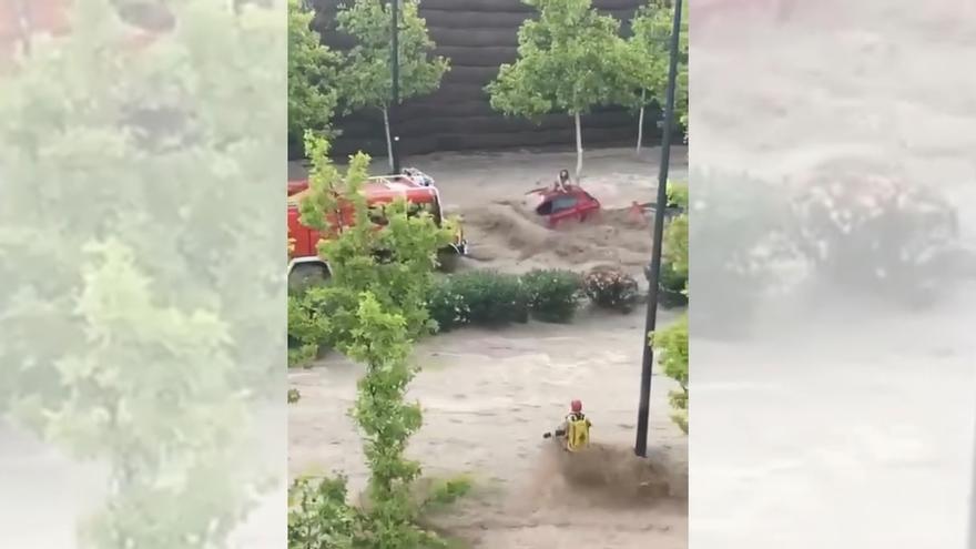 Rescate de una mujer atrapada en la Z-30 por la lluvia por parte de los Bomberos de Zaragoza