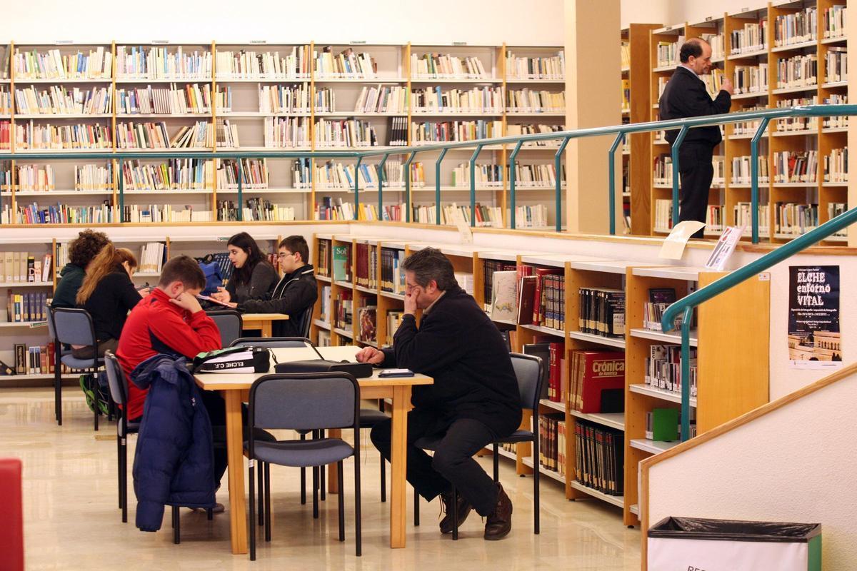 Personas leyendo y estudiando en la biblioteca Pedro Salinas de El Altet.