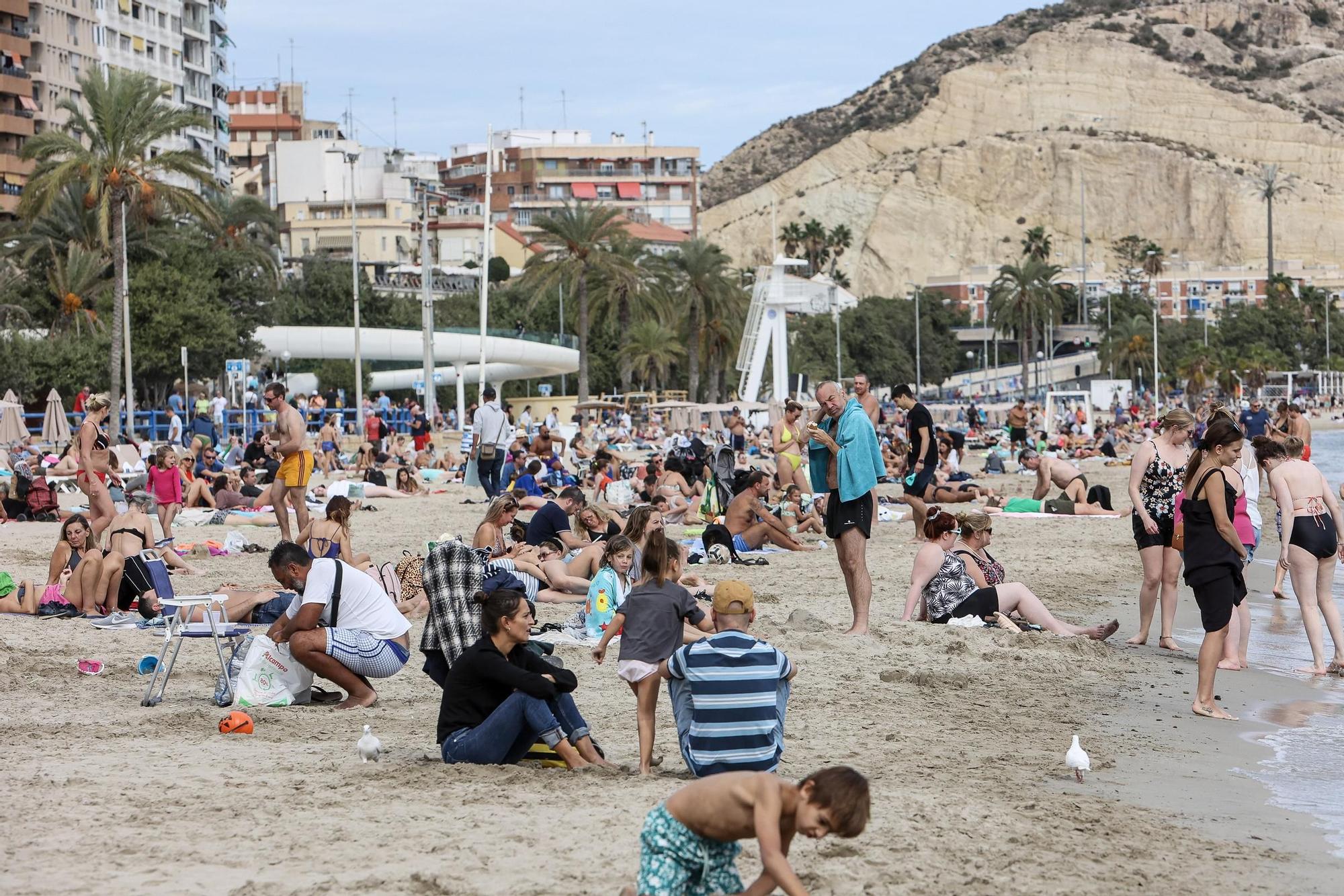 Turistas llenan las playas a causa de las altas temperaturas