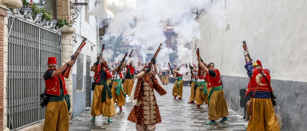 Festeros disparando durante los Moros y Cristianos de Castalla de 2019.