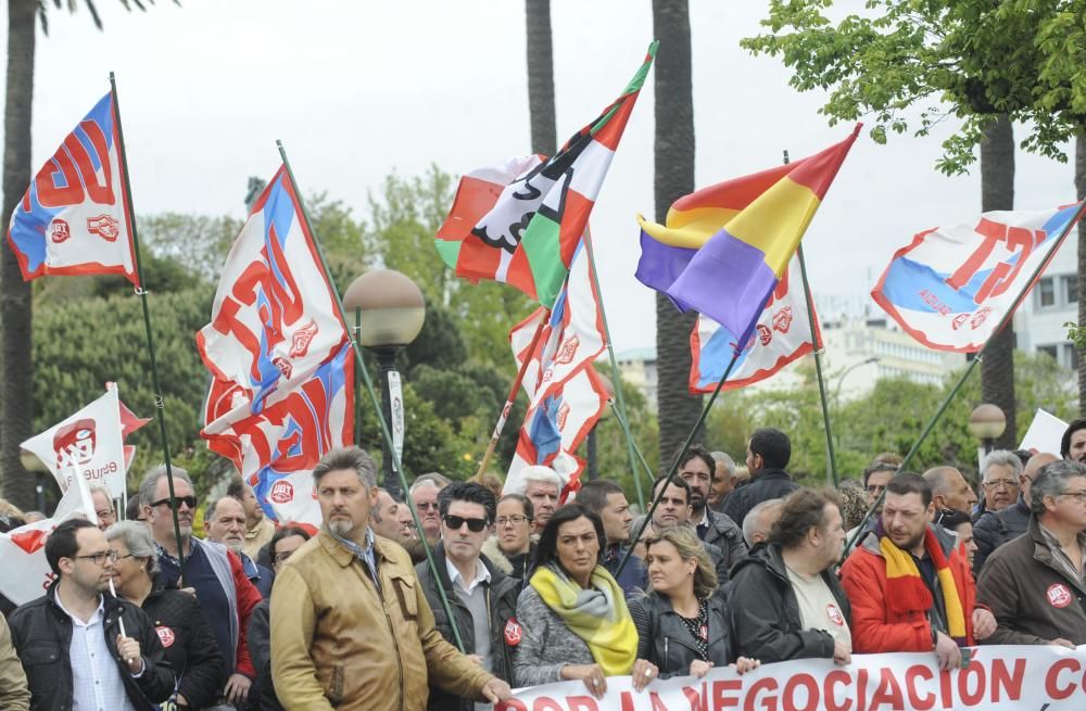 Unas 4.000 han secundado la manifestación convocada por UGT y CCOO que ha arrancado A Palloza y ha terminado en la plaza de Ourense, ante la Delegación del Gobierno en Galicia.