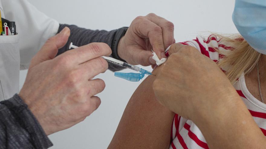 Los expertos en Salud Pública alertan de las &quot;pobres&quot; cifras de vacunación en un invierno con gripe y covid juntas