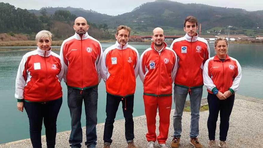 Ana Fernández, Miguel Pedrayes, Alberto Margolles, Efrén Riestra, Daniel Pedrayes y Begoña Rodríguez, con la ría al fondo.