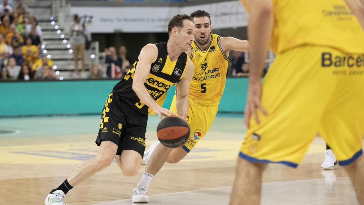 Marcelinho Huertas intenta zafarse de varios contrarios en el choque ante el Gran Canaria.