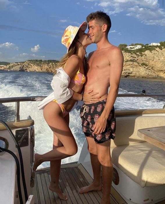 Sergi Roberto con su pareja, Coral Simanovich, en barco.