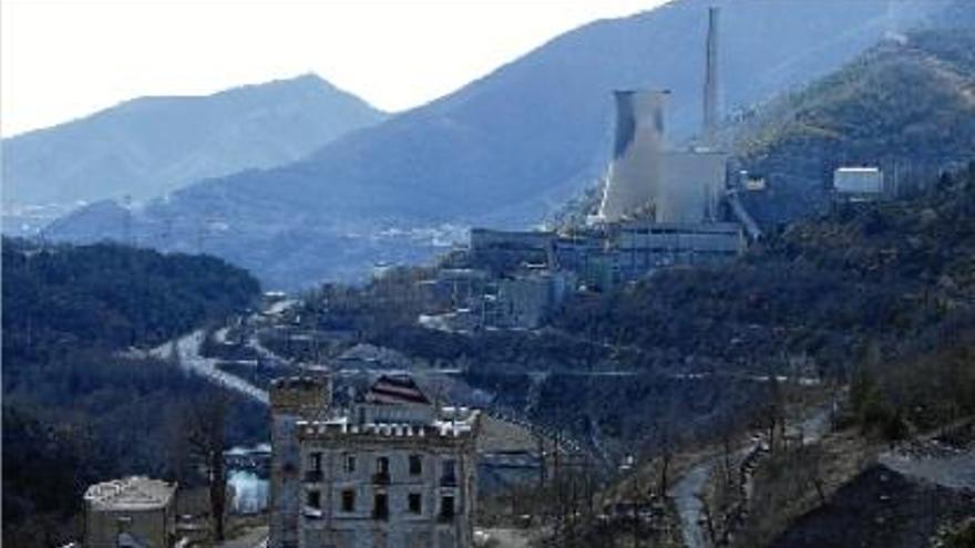 La central tèrmica al fons i la Torre del Comte de Fígols en primer terme