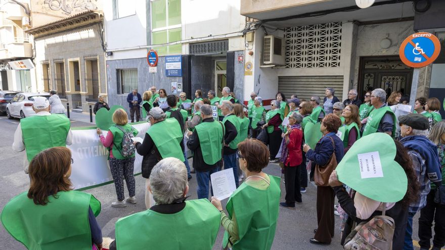 Protesta para reclamar mayor financiación de la sanidad pública en la Comunidad Valenciana ante el centro de salud de Patricio Pérez de Torrevieja