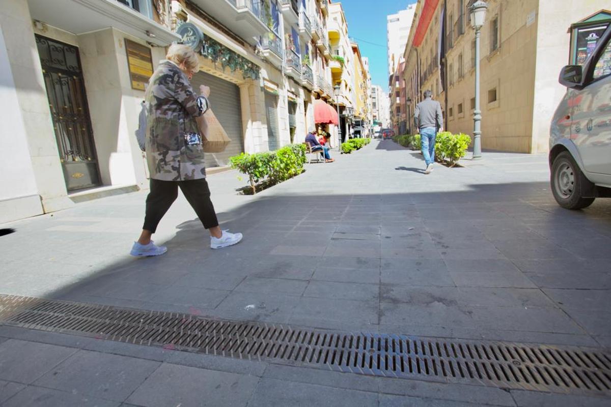 Sumideros en la calle Castaños de Alicante.