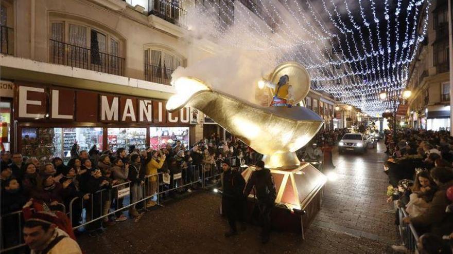 Cabalgata de Reyes de Zaragoza | Un antidisturbios salva a un menor que se estaba ahogando