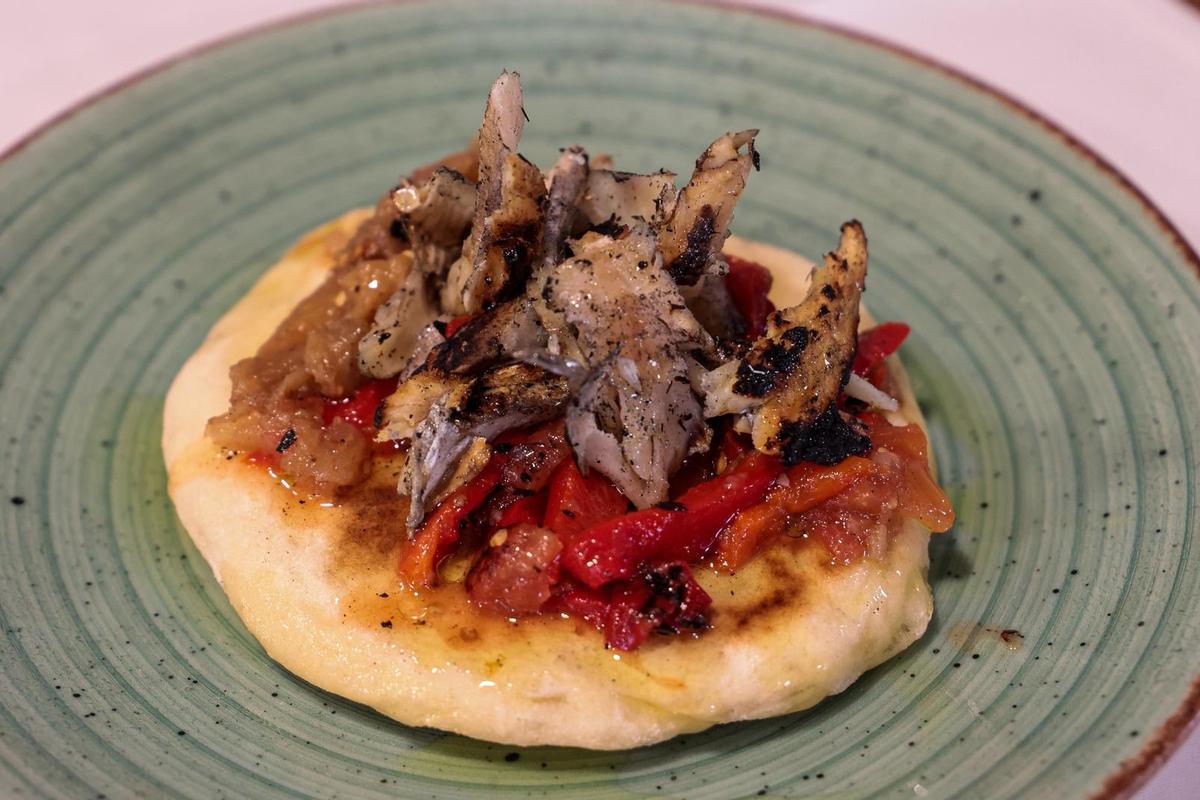 Coca a la shovel with escalivada and chaplain.