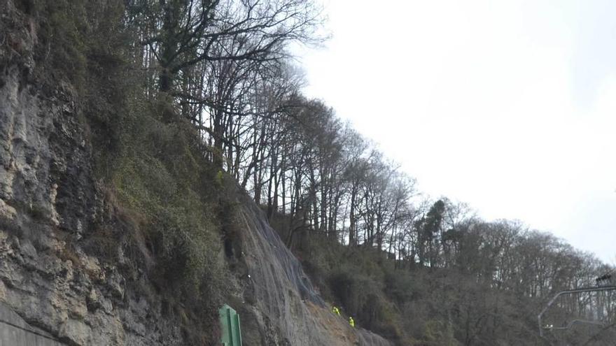 Paso alterno en la N-634 por las obras por un argayo