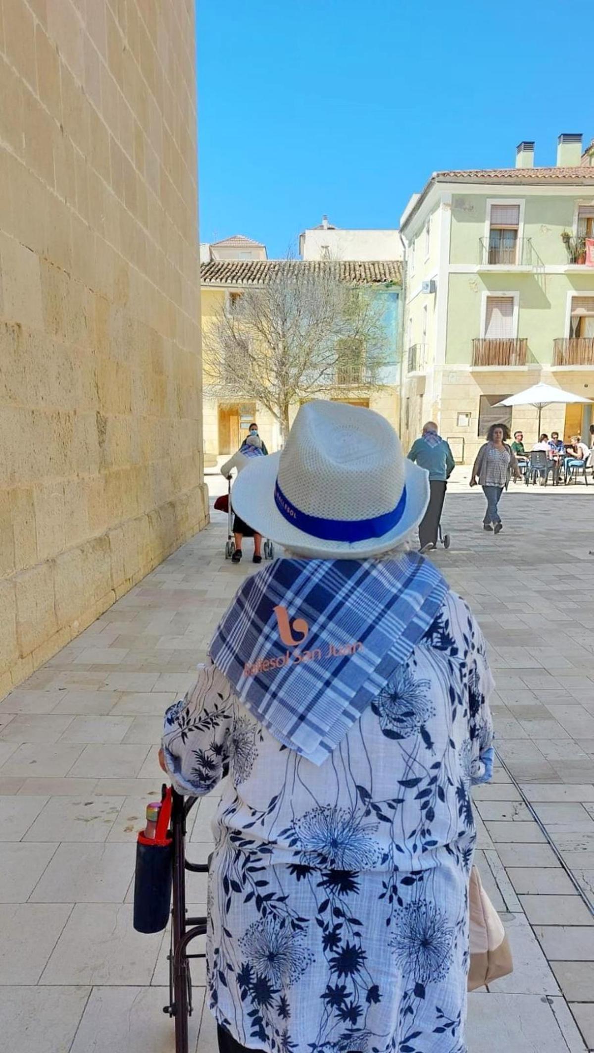 El pañuelo que lucieron los residentes de Ballesol en Santa Faz se preparó especialmente para esta festividad, que volvió a celebrarse después de dos años.