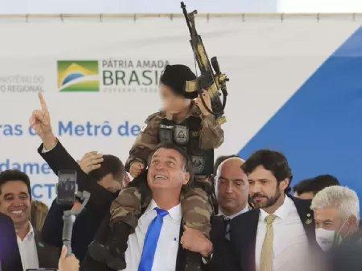 L’ONU condemna Bolsonaro per utilitzar en un acte un nen vestit de militar amb una metralleta de joguina L’ONU condemna Bolsonaro per utilitzar en un acte un nen vestit de militar amb una metralleta de joguina