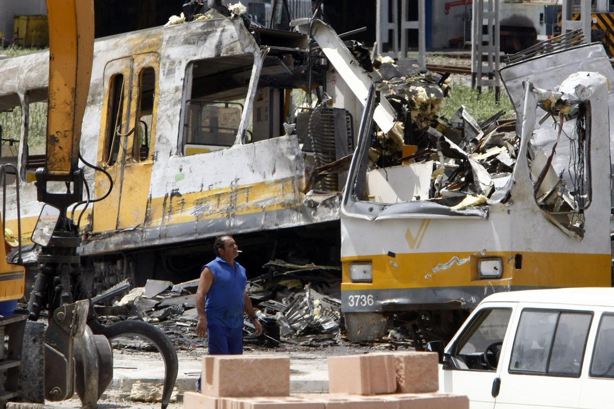 Desguace de la UTA 3736, la unidad que descarriló y volcó el 3 de julio de 2006, que se destruyó en julio de 2008 con la autorización de la jueza del metro y dos recursos pendientes.