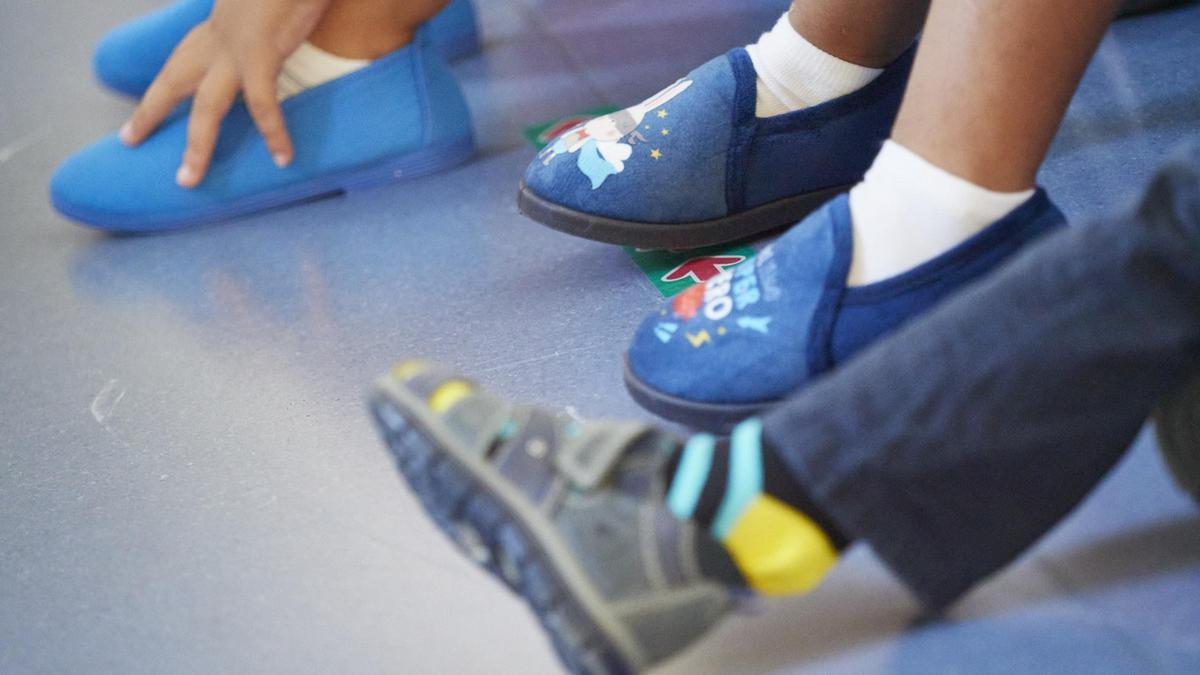 Pies de alumnos de infantil.